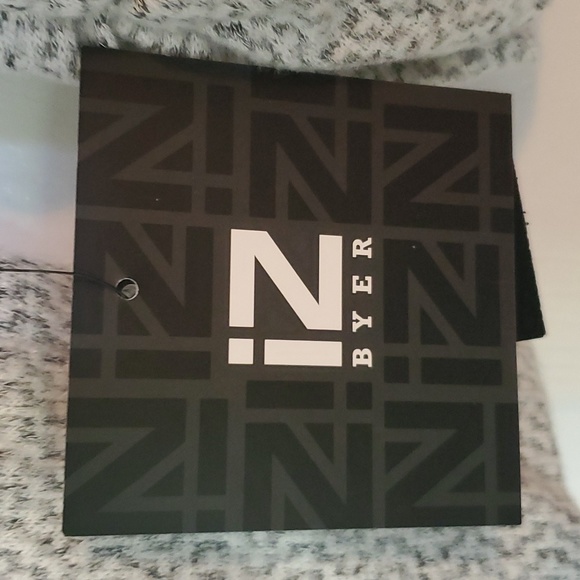 I Z byer, size Medium, light Grey top - Picture 4 of 4